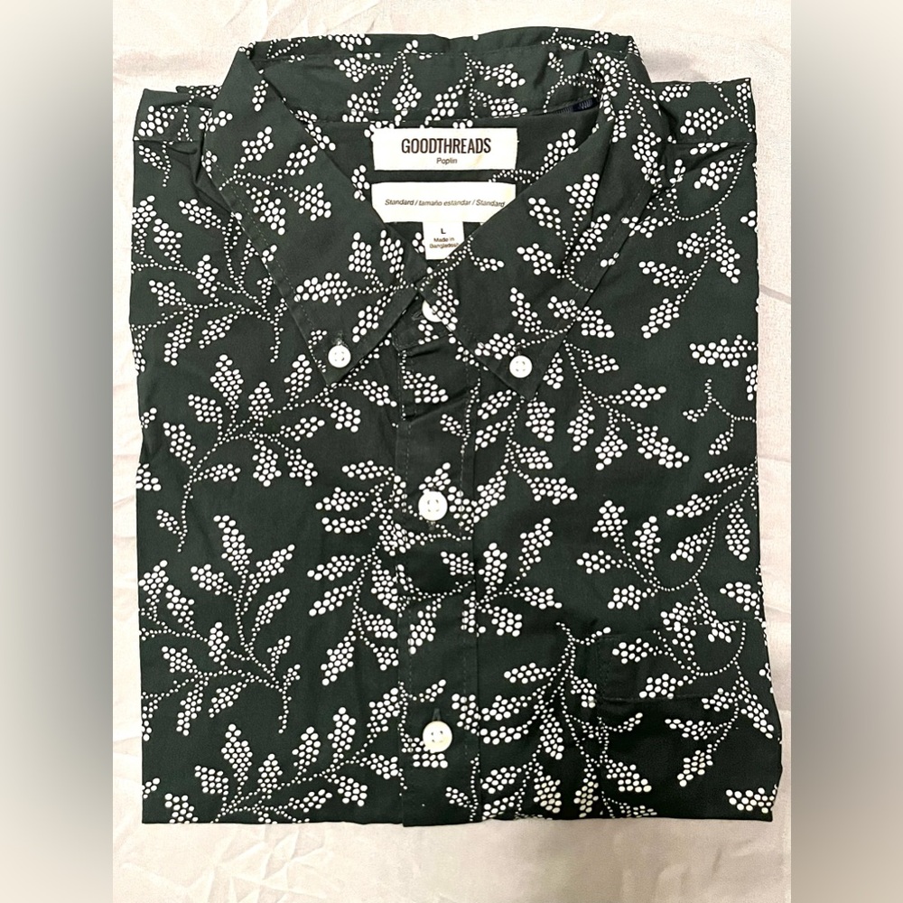 NWT. Mens short sleeve button up shirt made by Goodthreads. Size Large. - Picture 2 of 4